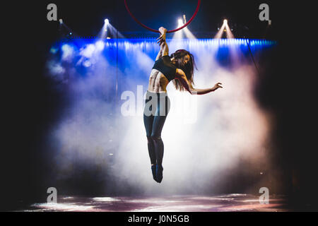 Torino, Italia. Xiv Apr, 2017. Aprile 14, 2017: Aleksandra Kiedrowicz esecuzione di cerchiatura antenna all'Alis - Le Cirque con il mondo's top performer media day. Foto: Cronos/Alessandro Bosio Credito: Cronos/Alamy Live News Foto Stock