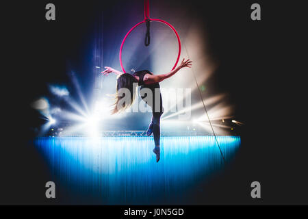 Torino, Italia. Xiv Apr, 2017. Aprile 14, 2017: Aleksandra Kiedrowicz esecuzione di cerchiatura antenna all'Alis - Le Cirque con il mondo's top performer media day. Foto: Cronos/Alessandro Bosio Credito: Cronos/Alamy Live News Foto Stock