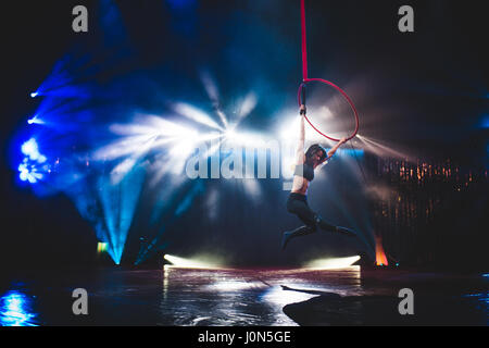 Torino, Italia. Xiv Apr, 2017. Aprile 14, 2017: Aleksandra Kiedrowicz esecuzione di cerchiatura antenna all'Alis - Le Cirque con il mondo's top performer media day. Foto: Cronos/Alessandro Bosio Credito: Cronos/Alamy Live News Foto Stock