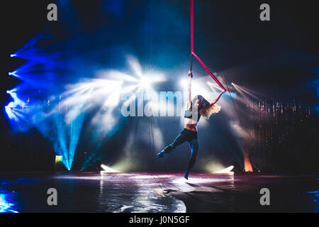 Torino, Italia. Xiv Apr, 2017. Aprile 14, 2017: Aleksandra Kiedrowicz esecuzione di cerchiatura antenna all'Alis - Le Cirque con il mondo's top performer media day. Foto: Cronos/Alessandro Bosio Credito: Cronos/Alamy Live News Foto Stock