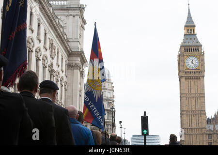 Londra, Regno Unito. Il 14 aprile, 2017. Migliaia di veterani, da tutto il Regno Unito hanno partecipato a una grande manifestazione a Whitehall, Londra Centrale. La protesta è stata organizzata da "giustizia per l'Irlanda del Nord per veterani, un gruppo di indignazione per la recente accusa di ex soldati britannici, che in precedenza ha servito in Irlanda del Nord durante il funzionamento Banner (1969-2007). Gli arresti sono stati descritti come un motivati politicamente witchunt da MPs e di ex soldati, compresa l'Irlanda del Nord il Segretario James Brokenshire, e il Primo Ministro britannico Theresa Maggio. Credito: Byron Kirk/Alamy Live News Foto Stock