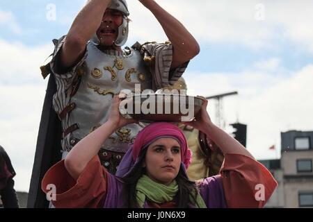 Londra, Regno Unito. Xiv apr, 2017. La passione di Gesù giocare da wintershall giocatori a Londra in Trafalgar square il venerdì santo. credito:claire doherty/alamy live news credito: claire doherty/alamy live news Foto Stock