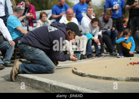 Tinsley Green, Sussex, Regno Unito. Il 14 aprile 2017. Il 2017 Marmi World Championship ha luogo presso il pub Greyhound a Tinsley verde, come ha fatto bene ogni venerdì a partire dal 1932. Credito: Roland Ravenhill/Alamy Live News Foto Stock