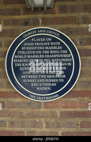 Tinsley Green, Sussex, Regno Unito. Il 14 aprile 2017. Il 2017 Marmi World Championship ha luogo presso il pub Greyhound a Tinsley verde, come ha fatto bene ogni venerdì a partire dal 1932. Credito: Roland Ravenhill/Alamy Live News Foto Stock