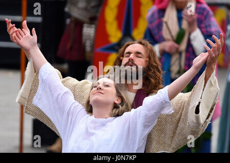 Miracolo. Pasqua venerdì Santo il cast di Wintershall ha rappresentato la "passione" e la risurrezione di Gesù Cristo usando Trafalgar Square come palcoscenico. pulizia di un lebbroso Foto Stock