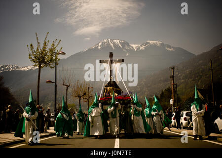 Bossost, Spagna. Xiv Apr, 2017. Aprile 14, 2017 - Bossost, Lleida, Spagna - nel villaggio Aranes di Bossost penitenti portano un'immagine di Cristo e della Vergine Maria prendere parte al Venerdì Santo Processione. Nel villaggio di Bossost, Pirenei a Vall d'Aran regione, vicini prendere per le strade ogni anno per la tenuta e il venerdì santo processione. Bossost è l'unic borgo che conserva ancora questa tradizione di Vall d'Aran regione e ha le sue origini dal 1879. Credito: Jordi Boixareu/Alamy Live News Foto Stock