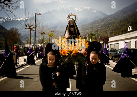 Bossost, Spagna. Xiv Apr, 2017. Aprile 14, 2017 - Bossost, Lleida, Spagna - nel villaggio Aranes di Bossost donne penitente indossando mantiglie portano un immagine della Vergine Maria durante il Venerdì Santo Processione. Nel villaggio di Bossost, Pirenei a Vall d'Aran regione, vicini prendere per le strade ogni anno per la tenuta e il venerdì santo processione. Bossost è l'unic borgo che conserva ancora questa tradizione di Vall d'Aran regione e ha le sue origini dal 1879. Credito: Jordi Boixareu/Alamy Live News Foto Stock