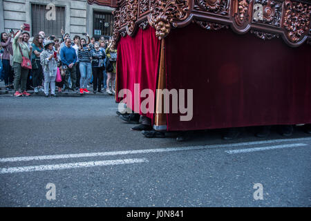 Madrid, Spagna. Xiv Apr, 2017. Silenzio processione nelle stradine del centro di Madrid, Spagna. Credito: Alberto Ramírez Sibaja/Alamy Live News Foto Stock
