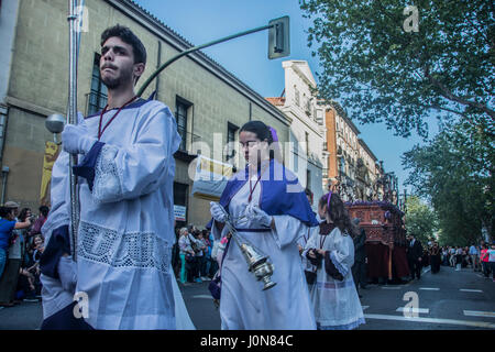 Madrid, Spagna. Xiv Apr, 2017. Silenzio processione nelle stradine del centro di Madrid, Spagna. Credito: Alberto Ramírez Sibaja/Alamy Live News Foto Stock