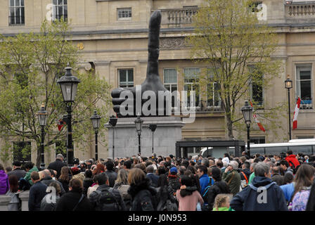 Londra, UK, 14 aprile 2017. Una grande folla guarda 'La Passione di Gesù' in Trafalgar Square e il Venerdì Santo. Credito: JOHNNY ARMSTEAD/Alamy Live News Foto Stock