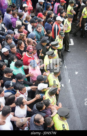 Quito, Ecuador. Xiv Apr, 2017. La polizia che trattiene la folla durante la processione del Venerdì Santo, Storico Quito, Ecuador, Aprile 14, 2017 Credit: Angela Drake/Alamy Live News Foto Stock