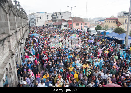 Quito, Ecuador. Xiv Apr, 2017. La folla al seguito di Gesù del Gran Poder, Processione del Venerdì Santo, Storico Quito, Ecuador Credito: Angela Drake/Alamy Live News Foto Stock