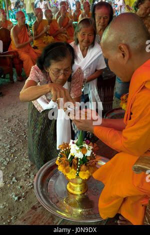 Nakhon Nayok, Thailandia. Xiv Apr, 2017. Gli abitanti di un villaggio di dare i monaci locali una benedizione di acqua durante il secondo giorno del Songkran 2017 in Nakhon Nayok, Thailandia Credito: Lee Craker/Alamy Live News Foto Stock