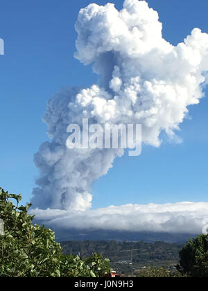 San Jose. Xiv Apr, 2017. Foto realizzata il 14 aprile 2017 illustra il Vulcano Poas produca fumo e cenere nella provincia di Alajuela, a nord di San Jose, la capitale della Costa Rica. Appena due giorni dopo improvvisamente eruttando con abbastanza forza per lasciare una crepa nella cupola del suo cratere, Costa Rica del Vulcano Poas venerdì scaricato un pennacchio di fumo e cenere più di tre chilometri nell'aria. Credito: Xinhua/Alamy Live News Foto Stock