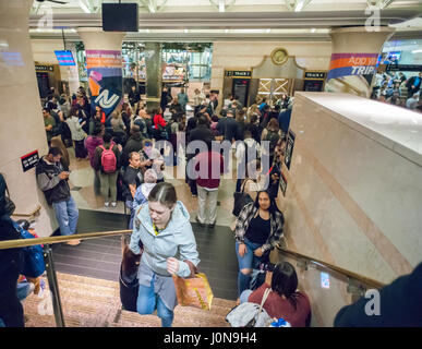 New York, Stati Uniti d'America. Xiv Apr, 2017. Centinaia di persone pack NJ Transit area di attesa nella stazione Penn di New York Venerdì, Aprile 14, 2017 dopo un NJ Transit Train perso potenza nel tunnel di Hudson. Treni in e fuori di Penn Station, NJ Transit, Amtrak e l'LIRR erano soggetti a notevoli ritardi. Il 1200 persone sul treno sono stati intrappolati per tre ore. (© Richard B. Levine) Credito: Richard Levine/Alamy Live News Foto Stock