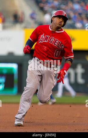 Kansas City, MO, Stati Uniti d'America. Xiv Apr, 2017. Yunel Escobar #0 del Los Angeles Testine di Angeli al terzo nel primo inning dopo un colpo contro Kansas City Royals durante il gioco presso Kauffman Stadium di Kansas City, MO. Kyle Rivas/CSM/Alamy Live News Foto Stock