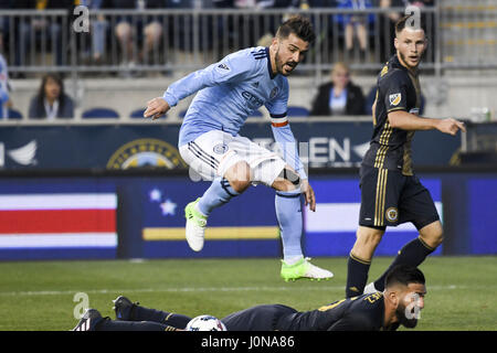 Chester, Pennsylvania, USA. Xiv Apr, 2017. New York City FC, JACK HARRISON, (11), Salta Philadelphia Unione RICHIE MARQUEZ, (16), durante la partita a Talen Energy Stadium di Chester Pa Credito: Ricky Fitchett/ZUMA filo/Alamy Live News Foto Stock