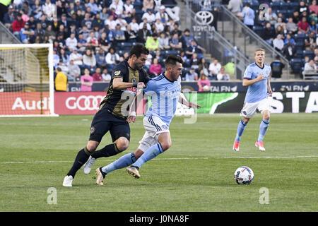 Chester, Pennsylvania, USA. Xiv Apr, 2017. New York City FC, JACK HARRISON, (11), i combattimenti Philadelphia Unione Chris Ponzio, (13), per la palla durante la partita a Talen Energy Stadium di Chester Pa Credito: Ricky Fitchett/ZUMA filo/Alamy Live News Foto Stock