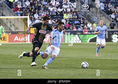 Chester, Pennsylvania, USA. Xiv Apr, 2017. New York City FC, JACK HARRISON, (11), i combattimenti Philadelphia Unione Chris Ponzio, (13), per la palla durante la partita a Talen Energy Stadium di Chester Pa Credito: Ricky Fitchett/ZUMA filo/Alamy Live News Foto Stock