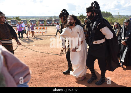 Brasilia, Brasile. Xiv Apr, 2017. Vista della Via Sacra staged 40 anni nella città di Planaltina, città satellite di Brasilia. La Via Sacra de Planaltina è considerato il più grande in Brasile con circa 1.400 extra e attori e riceve ogni anno circa 150 mila spettatori. La Via Sacra è accaduto questo Venerdì, 14th, a Morro della Capelinha. (Foto: RICARDO BOTELHO/BRASILE PHOTO PRESS) Credito: Brasile Photo Press/Alamy Live News Foto Stock