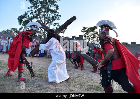 Brasilia, Brasile. Xiv Apr, 2017. Vista della Via Sacra staged 40 anni nella città di Planaltina, città satellite di Brasilia. La Via Sacra de Planaltina è considerato il più grande in Brasile con circa 1.400 extra e attori e riceve ogni anno circa 150 mila spettatori. La Via Sacra è accaduto questo Venerdì, 14th, a Morro della Capelinha. (Foto: RICARDO BOTELHO/BRASILE PHOTO PRESS) Credito: Brasile Photo Press/Alamy Live News Foto Stock