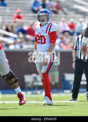 Oxford, MS, STATI UNITI D'AMERICA. 8 apr, 2017. Red quarterback Shea Patterson si prepara per un gioco durante il terzo trimestre di un collegio di NCAA Football gioco a molla a Vaught-Hemmingway Stadium di Oxford, MS. Il red team ha vinto 31-29. Austin McAfee/CSM/Alamy Live News Foto Stock