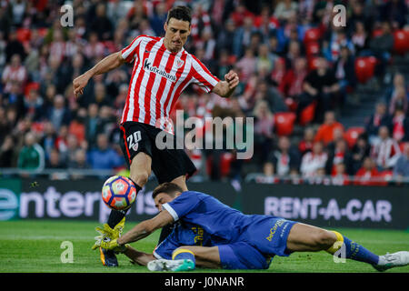 20170414 Bilbao: Athletic Bilbao Avanzamento foratura Aduriz Las Palmas portiere Raul Lizoain al cliente il suo obiettivo durante la Liga Santander corrispondono tra Athletic Bilbao v Las Palmas a San Mames Stadium il 14 aprile 2017 a Bilbao Vizcaya, Spagna. Foto: Cronos/Alvaro Campo Foto Stock