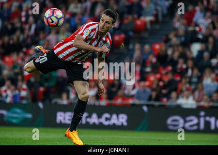 20170414 Bilbao: Athletic Bilbao avanti Aduriz cercando di controllare la sfera durante la Liga Santander corrispondono tra Athletic Bilbao v Las Palmas a San Mames Stadium il 14 aprile 2017 a Bilbao Vizcaya, Spagna. Foto: Cronos/Alvaro Campo Foto Stock