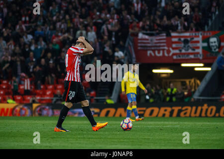 20170414 Bilbao: Athletic Bilbao avanti Aduriz lamentando un fallo durante la Liga Santander corrispondono tra Athletic Bilbao v Las Palmas a San Mames Stadium il 14 aprile 2017 a Bilbao Vizcaya, Spagna. Foto: Cronos/Alvaro Campo Foto Stock