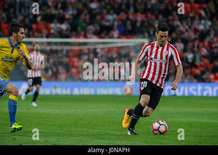 20170414 Bilbao: Athletic Bilbao avanti Aduriz guidando la palla durante la Liga Santander corrispondono tra Athletic Bilbao v Las Palmas a San Mames Stadium il 14 aprile 2017 a Bilbao Vizcaya, Spagna. Foto: Cronos/Alvaro Campo Foto Stock