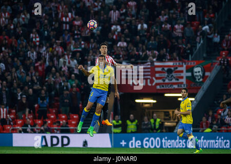 20170414 Bilbao: Athletic Bilbao avanti Aduriz e Las Palmas defender David García'a lottare per una palla in aria durante la Liga Santander corrispondono tra Athletic Bilbao v Las Palmas a San Mames Stadium il 14 aprile 2017 a Bilbao Vizcaya, Spagna. Foto: Cronos/Alvaro Campo Foto Stock