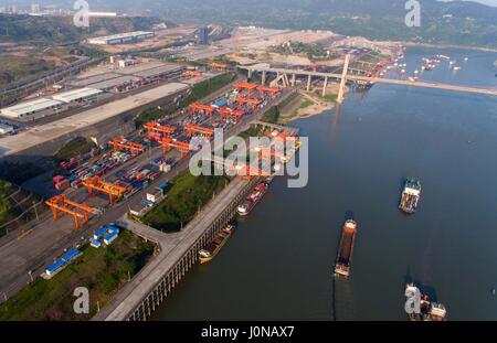 Chongqing Cina. Xiv Apr, 2017. Foto aerea mostra una vista della porta Guoyuan sul Fiume Yangtze a Chongqing, sud-ovest della Cina, 14 aprile 2017. Guoyuan porta è un 16-banchina porta connessa alla stazione di Chongqing. Credito: Liu Chan/Xinhua/Alamy Live News Foto Stock