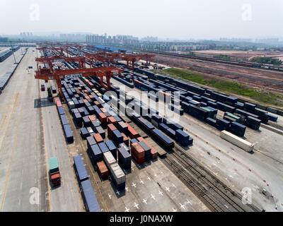 Chongqing. Xiv Apr, 2017. Foto aerea adottate il 14 aprile 2017 illustra la stazione di porta di Chongqing-Xinjiang-Europa ferrovia in Chongqing, a sud-ovest della Cina. Il Chongqing-Xinjiang-Europa ferroviaria, che è stato messo in servizio nel 2011, ha rafforzato la cooperazione economica tra tutti i paesi lungo il percorso. Credito: Liu Chan/Xinhua/Alamy Live News Foto Stock