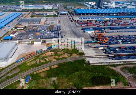 Chongqing. Xiv Apr, 2017. Foto aerea adottate il 14 aprile 2017 illustra un Chongqing-Xinjiang-Europa regolari cargo lasciando in treno la stazione ferroviaria Porto Stazione di Chongqing, a sud-ovest della Cina. Il Chongqing-Xinjiang-Europa ferroviaria, che è stato messo in servizio nel 2011, ha rafforzato la cooperazione economica tra tutti i paesi lungo il percorso. Credito: Liu Chan/Xinhua/Alamy Live News Foto Stock