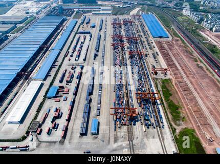 Chongqing. Xiv Apr, 2017. Foto aerea adottate il 14 aprile 2017 illustra la stazione di porta di Chongqing-Xinjiang-Europa ferrovia in Chongqing, a sud-ovest della Cina. Il Chongqing-Xinjiang-Europa ferroviaria, che è stato messo in servizio nel 2011, ha rafforzato la cooperazione economica tra tutti i paesi lungo il percorso. Credito: Liu Chan/Xinhua/Alamy Live News Foto Stock