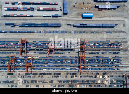 Chongqing. Xiv Apr, 2017. Foto aerea adottate il 14 aprile 2017 illustra la stazione di porta di Chongqing-Xinjiang-Europa ferrovia in Chongqing, a sud-ovest della Cina. Il Chongqing-Xinjiang-Europa ferroviaria, che è stato messo in servizio nel 2011, ha rafforzato la cooperazione economica tra tutti i paesi lungo il percorso. Credito: Liu Chan/Xinhua/Alamy Live News Foto Stock