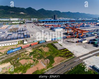 Chongqing. Xiv Apr, 2017. Foto aerea adottate il 14 aprile 2017 illustra un Chongqing-Xinjiang-Europa regolari cargo lasciando in treno la stazione ferroviaria Porto Stazione di Chongqing, a sud-ovest della Cina. Il Chongqing-Xinjiang-Europa ferroviaria, che è stato messo in servizio nel 2011, ha rafforzato la cooperazione economica tra tutti i paesi lungo il percorso. Credito: Liu Chan/Xinhua/Alamy Live News Foto Stock