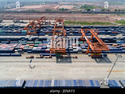 Chongqing. Xiv Apr, 2017. Foto aerea adottate il 14 aprile 2017 illustra la stazione di porta di Chongqing-Xinjiang-Europa ferrovia in Chongqing, a sud-ovest della Cina. Il Chongqing-Xinjiang-Europa ferroviaria, che è stato messo in servizio nel 2011, ha rafforzato la cooperazione economica tra tutti i paesi lungo il percorso. Credito: Liu Chan/Xinhua/Alamy Live News Foto Stock