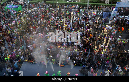 Bangkok, Tailandia. Il 14 aprile 2017. La gente partecipa a battaglia di acqua durante un'acqua di lotta a Songkran Thailandia del nuovo anno festival celebrazioni in Bangkok. Credito: John Vincent/Alamy Live News Foto Stock