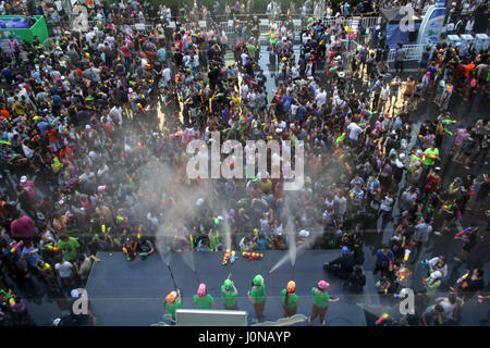 Bangkok, Tailandia. Il 14 aprile 2017. La gente partecipa a battaglia di acqua durante un'acqua di lotta a Songkran Thailandia del nuovo anno festival celebrazioni in Bangkok. Credito: John Vincent/Alamy Live News Foto Stock