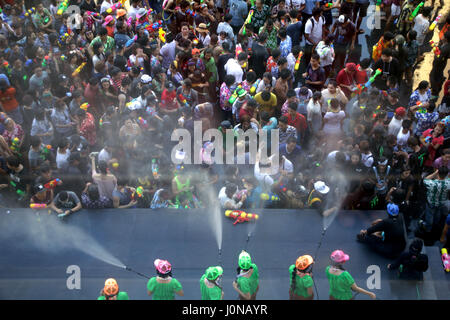 Bangkok, Tailandia. Il 14 aprile 2017. La gente partecipa a battaglia di acqua durante un'acqua di lotta a Songkran Thailandia del nuovo anno festival celebrazioni in Bangkok. Credito: John Vincent/Alamy Live News Foto Stock