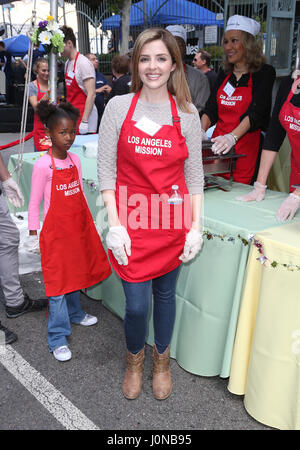 Los Angeles, Ca, Stati Uniti d'America. Xiv Apr, 2017. Jen Lilley, a Los Angeles della missione di celebrazione di Pasqua per i senzatetto a Los Angeles la missione in California il 14 aprile 2017. Credito: Fs/media/punzone Alamy Live News Foto Stock