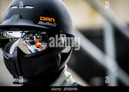 Towcester, Northamptonshire, Regno Unito. Il 15 aprile, 2017. FIA WEC racing team Gulf Racing meccanico durante la sessione di pratica per la 6 Ore di Silverstone del FIA World Endurance Championship sul circuito di Silverstone (foto di gergo Toth / Alamy Live News) Foto Stock