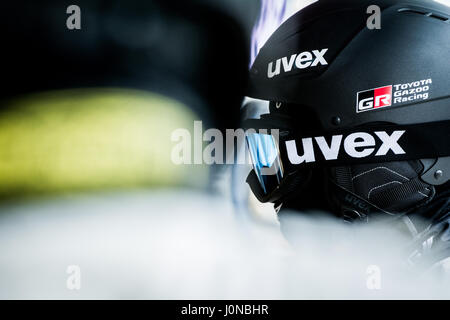 Towcester, Northamptonshire, Regno Unito. Il 15 aprile, 2017. FIA WEC racing team Toyota Racing Gazoo meccanico durante la sessione di pratica per la 6 Ore di Silverstone del FIA World Endurance Championship sul circuito di Silverstone (foto di gergo Toth / Alamy Live News) Foto Stock