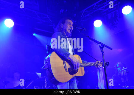 Luechow, Germania. Xiii Apr, 2017. British cantautore Albert Hammond suona presso il Rolling Stones Fan Museum di Luechow, Germania, 13 aprile 2017. Il musicista ha dato due ore di concerto in questa posizione durante il quale ha eseguito più di 30 dei suoi smash hits. Foto: Björn Vogt/dpa/Alamy Live News Foto Stock