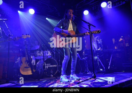 Luechow, Germania. Xiii Apr, 2017. British cantautore Albert Hammond suona presso il Rolling Stones Fan Museum di Luechow, Germania, 13 aprile 2017. Il musicista ha dato due ore di concerto in questa posizione durante il quale ha eseguito più di 30 dei suoi smash hits. Foto: Björn Vogt/dpa/Alamy Live News Foto Stock