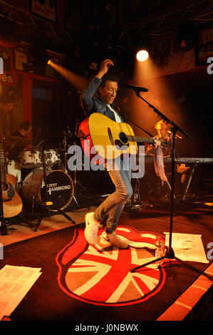 Luechow, Germania. Xiii Apr, 2017. British cantautore Albert Hammond suona presso il Rolling Stones Fan Museum di Luechow, Germania, 13 aprile 2017. Il musicista ha dato due ore di concerto in questa posizione durante il quale ha eseguito più di 30 dei suoi smash hits. Foto: Björn Vogt/dpa/Alamy Live News Foto Stock