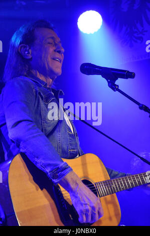 Luechow, Germania. Xiii Apr, 2017. British cantautore Albert Hammond suona presso il Rolling Stones Fan Museum di Luechow, Germania, 13 aprile 2017. Il musicista ha dato due ore di concerto in questa posizione durante il quale ha eseguito più di 30 dei suoi smash hits. Foto: Björn Vogt/dpa/Alamy Live News Foto Stock