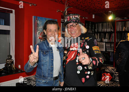 Luechow, Germania. Xiii Apr, 2017. British cantautore Albert Hammond (L) pone con Ulli Schroeder nel backstage area del Rolling Stones Fan Museum di Luechow, Germania, 13 aprile 2017. Schroeder, che gestisce il museo aveva invitato il musicista a dare a due ore di concerto durante il quale quest'ultima eseguita più di 30 dei suoi smash hits. Foto: Björn Vogt/dpa/Alamy Live News Foto Stock