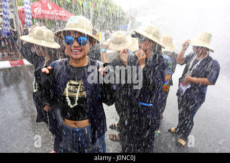 Chiang Mai, Thailandia. Il 15 aprile 2017. I vigili del fuoco hanno aderito con l'acqua le benedizioni dell'ultimo giorno del Songkran, Tailandese Anno Nuovo festival in Chiang Mai, Thailandia, comprovanti che hanno la più grande pistole ad acqua di tutti! Sono stati Supersoakers nessuna corrispondenza per i tubi flessibili ad alta pressione i vigili del fuoco sono state utilizzando e non uno scampato acqua, e non anche il vestito splendidamente ai partecipanti della giornata conclusiva parade. Credito: Paul Brown/Alamy Live News Foto Stock